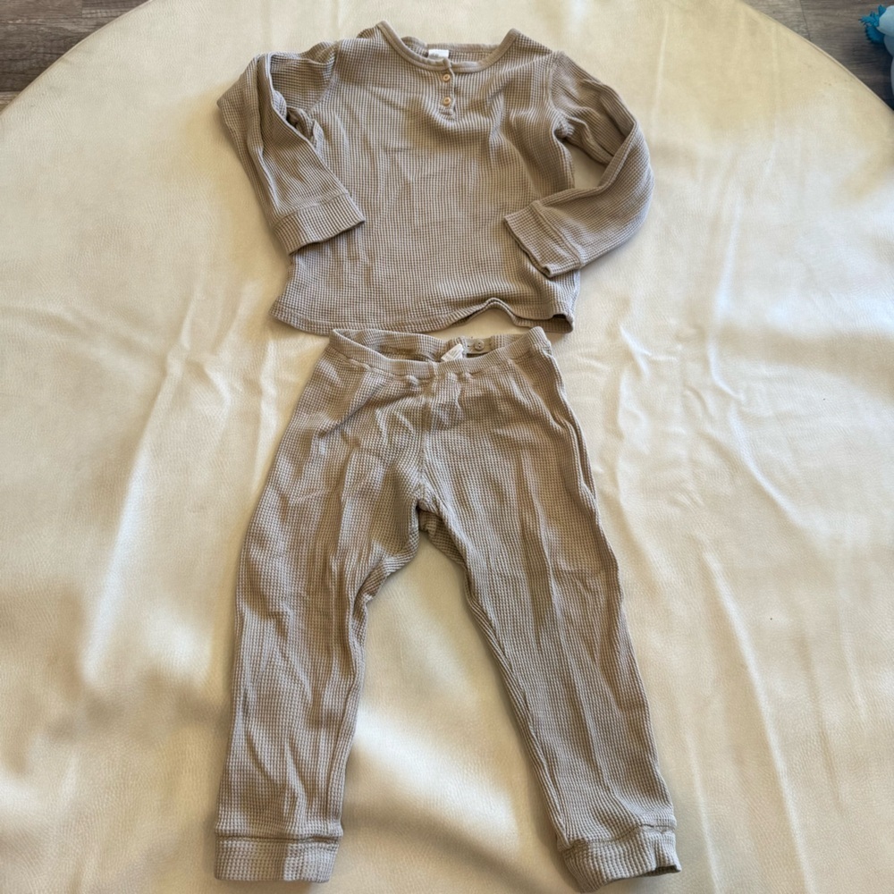 H&M neutral shirt and pant set - Picture 9 of 10